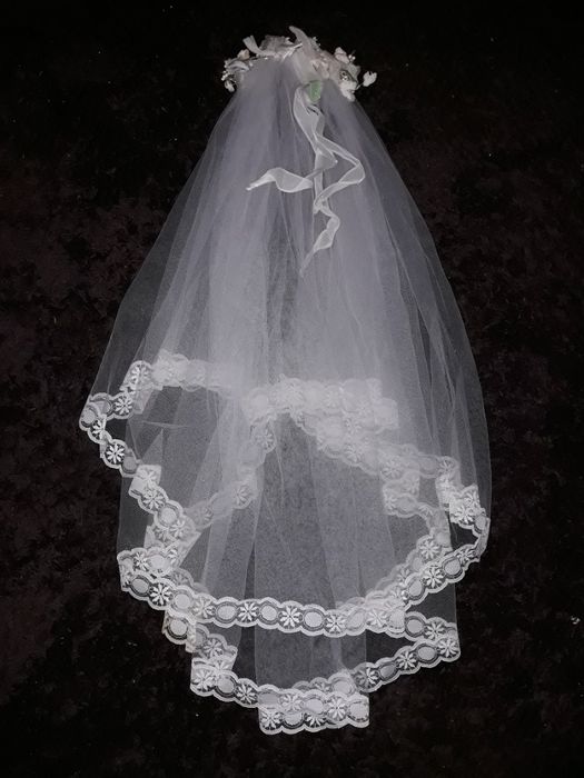 Biały welon z ozdobą