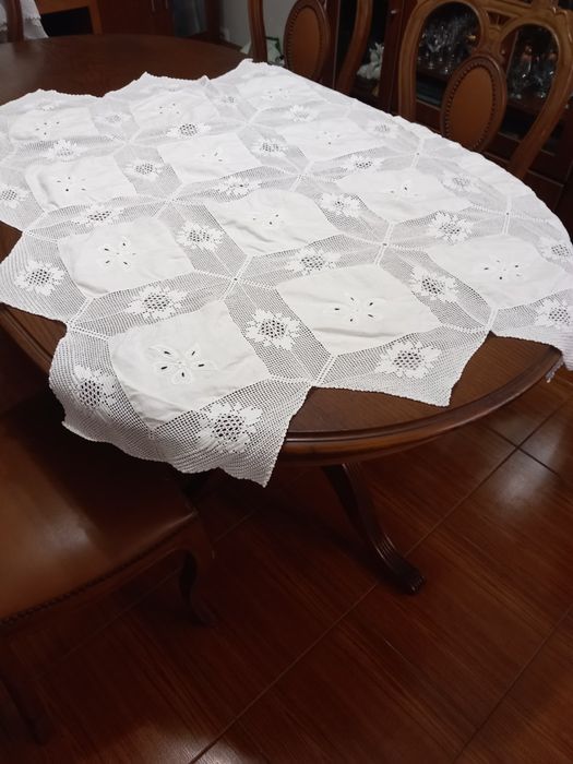 Vendo toalha em linho e croché. Lindíssima.