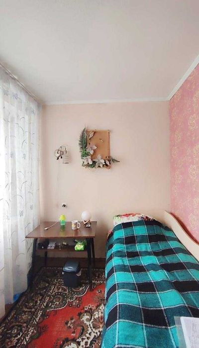 Продам 2 кімнатну квартиру в Дергачах по вулиці Садовій в цегляному будинку.