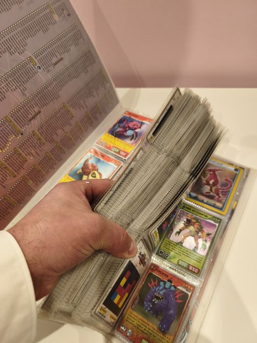 Vendo caderneta com cartas Invizimals