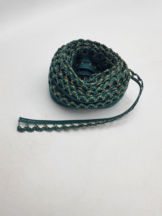 Koronka zielona ze złotą nitką kupon 6,75 m.x 17 mm.