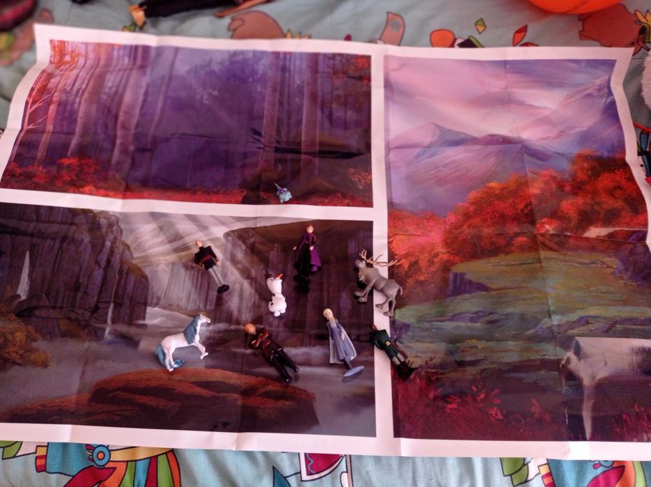 Livro com cenário e figuras da Frozes64283568580227124