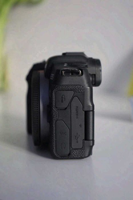 Canon EOS RP + 2 Original Akkus + Ladegerät