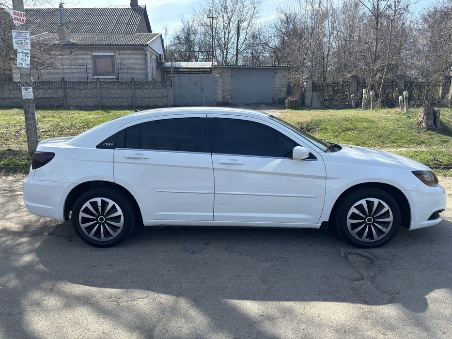 Chrysler 200 2012 год
