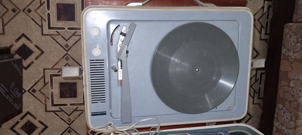 Рэтро проигрыватель пластинок Юность