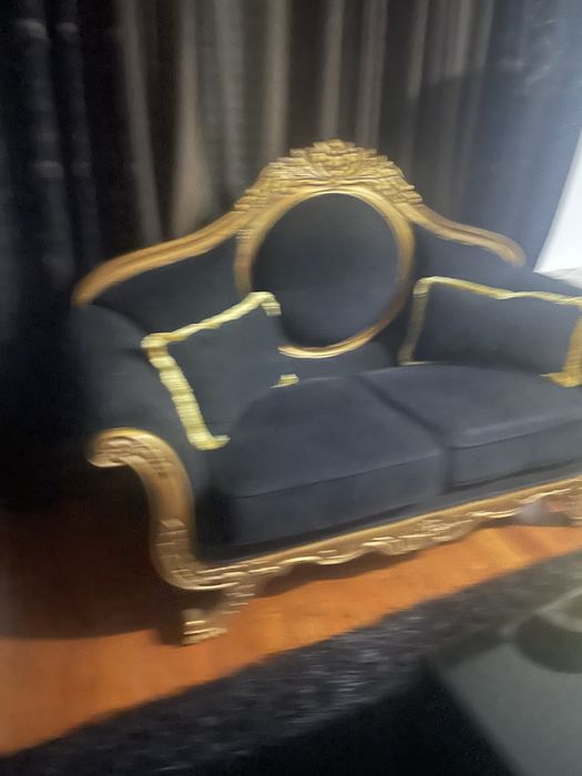 Sofa, cadeirao preto e dourado