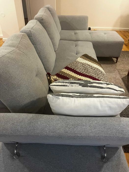 Sofá chase-long em tons cinza, muito bom estado e recolha imediata. i