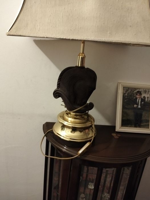 Dois candeeiros com estátuas e outro com  uma  cabeça de cavalo