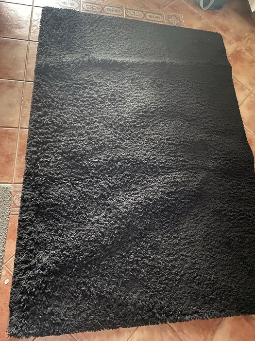 Carpete tapete preto pelo medio