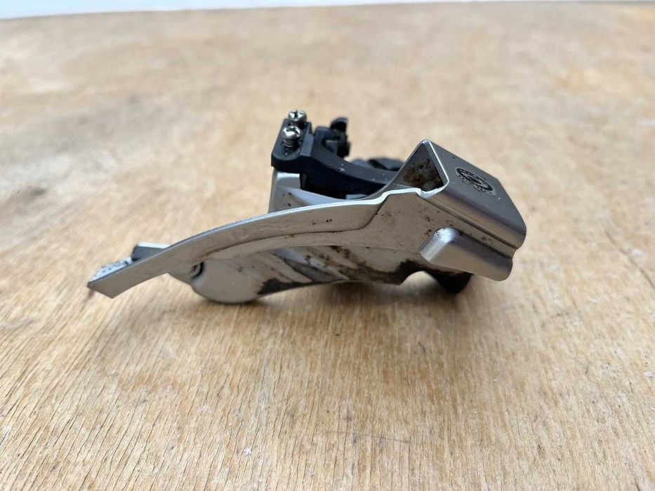 Передній перемикач: Shimano DEORE FD-M590