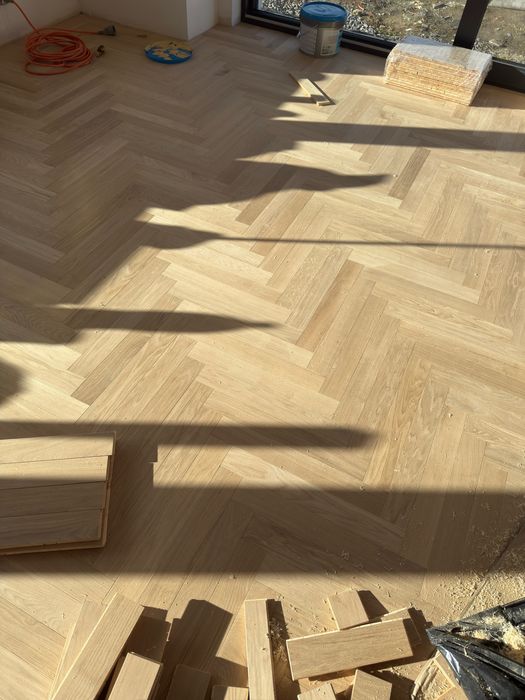 Parkiet warstwowy jodełka dąb montaż produkcja dębowy deska warstwowa