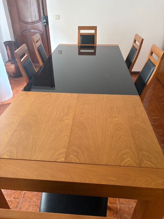 Mesa de jantar com cadeiras