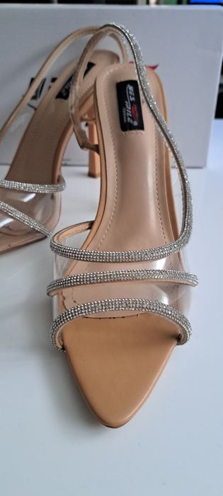 Transparente szpilki raz ubrane