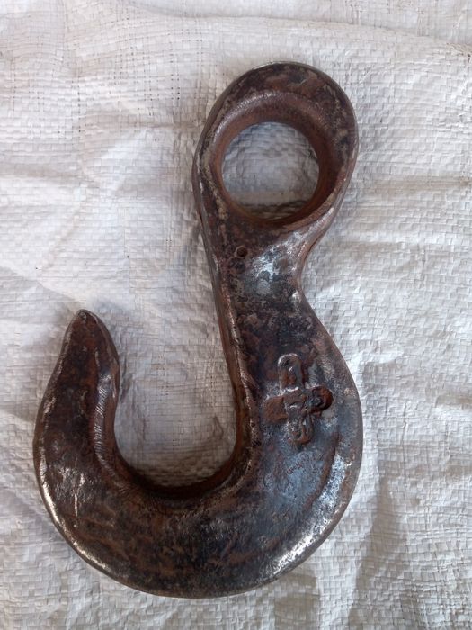 Крюк буксировочний