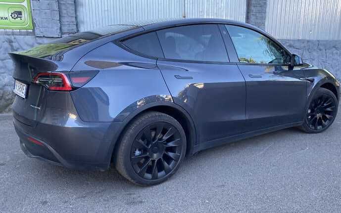 tesla model y 2021