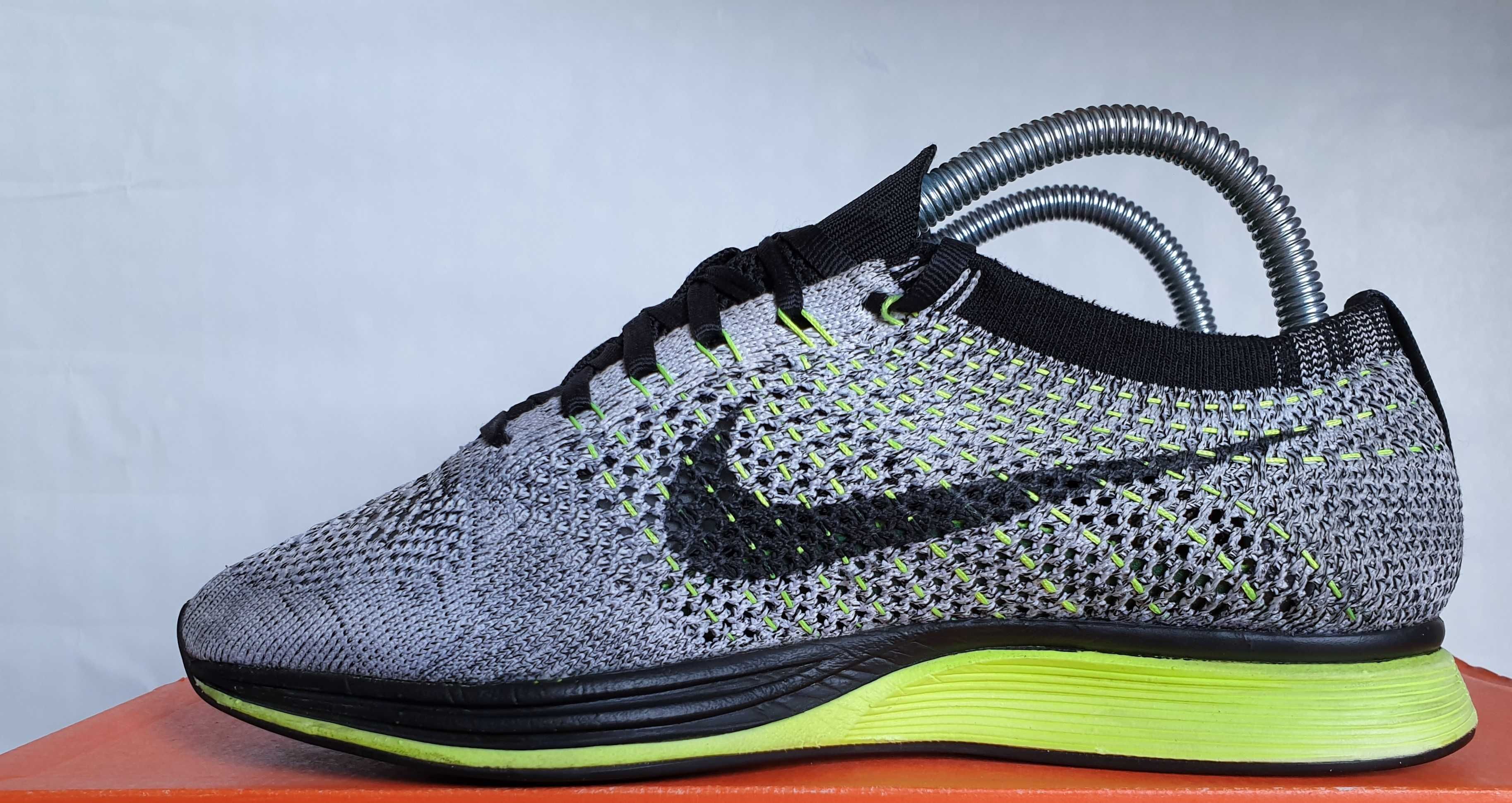 Nike flyknit 2024 racer oreo volt