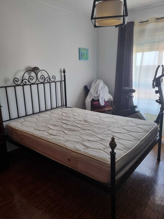 Cama de Ferro com colchão e estrado