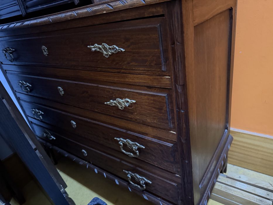 Quarto com cama, duas mesinhas de cabeceira e cómoda