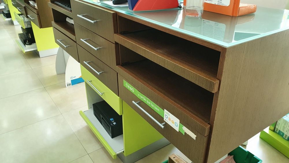 3 Balcões  topo em vidro 300€ os 3