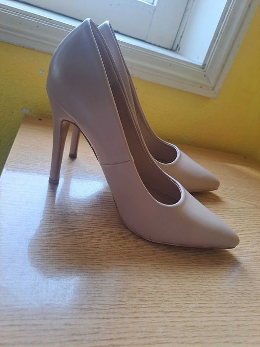 Sapatos de salto alto