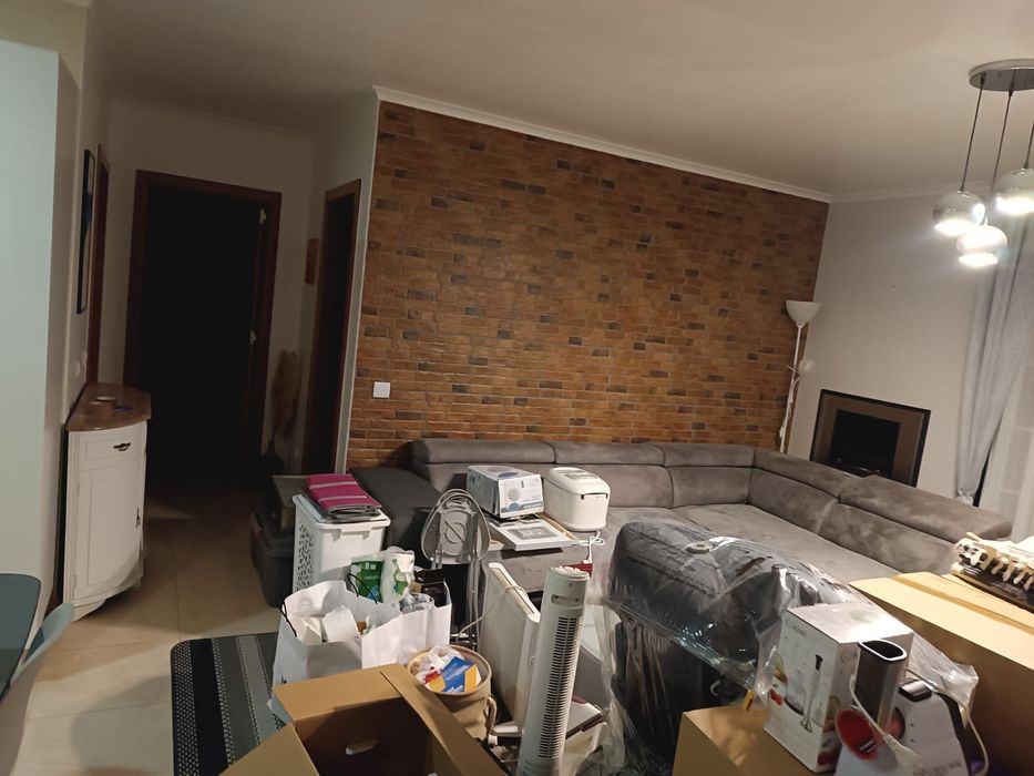 Aluga-se casa com dois quartos