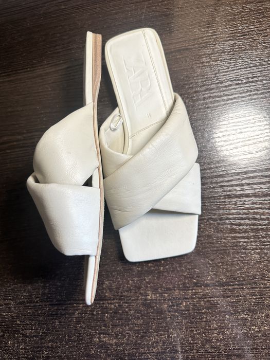 Шльопки шкіряні тапки Zara