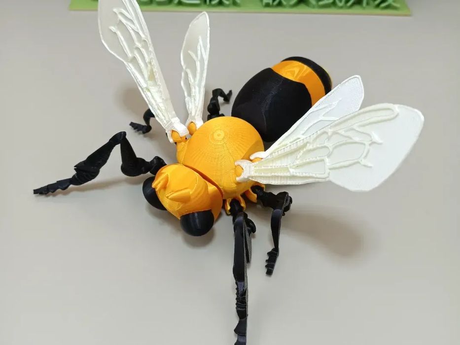 Figura de Abelha Grande Articulada com Dobradiça Viva