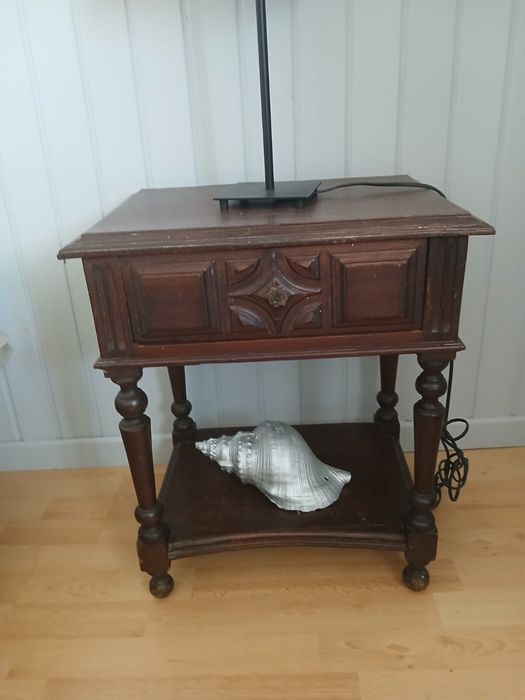 Duas mesinhas de apoio