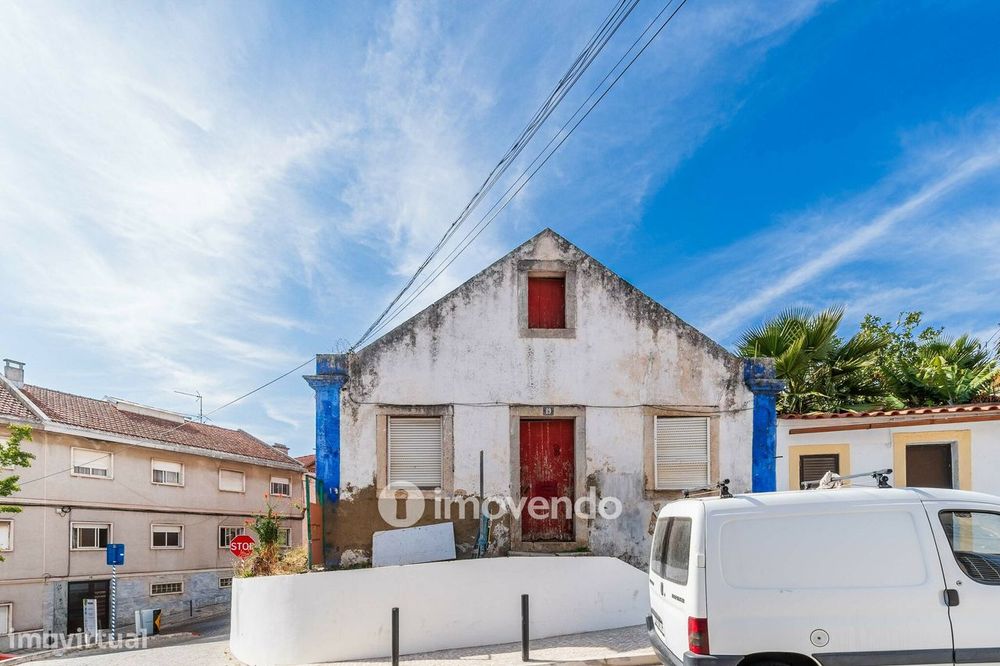 Moradia T1 em ruína, numa localização privilegiada, em Algés