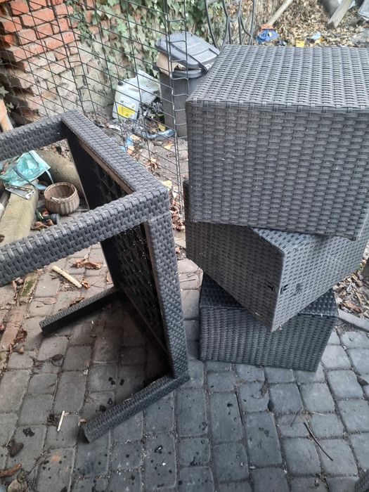 Meble ogrodowe 3 pufy stolik