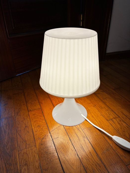 Móveis Ikea - estante de metal, mesa escrivaninha, candeeiro de mesa
