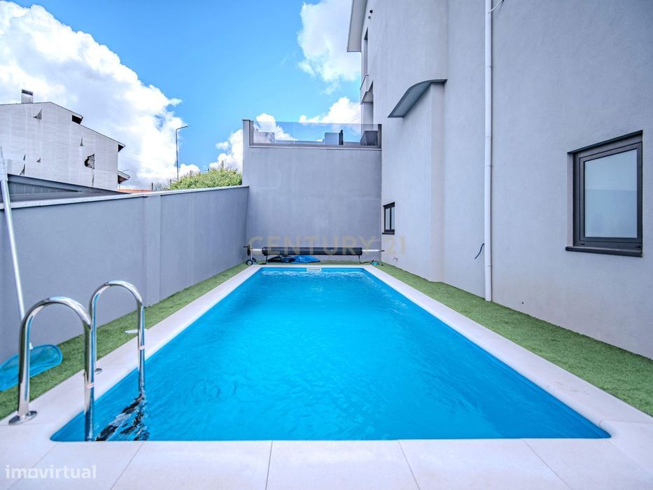 Moradia T4+1 | Piscina | Garagem | Terraço | Sótão | Renovada| Baguim