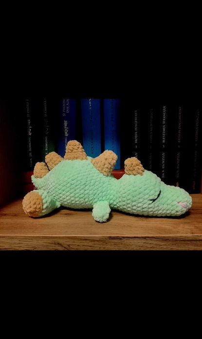Dinossauro a dormir brinquedo de croche