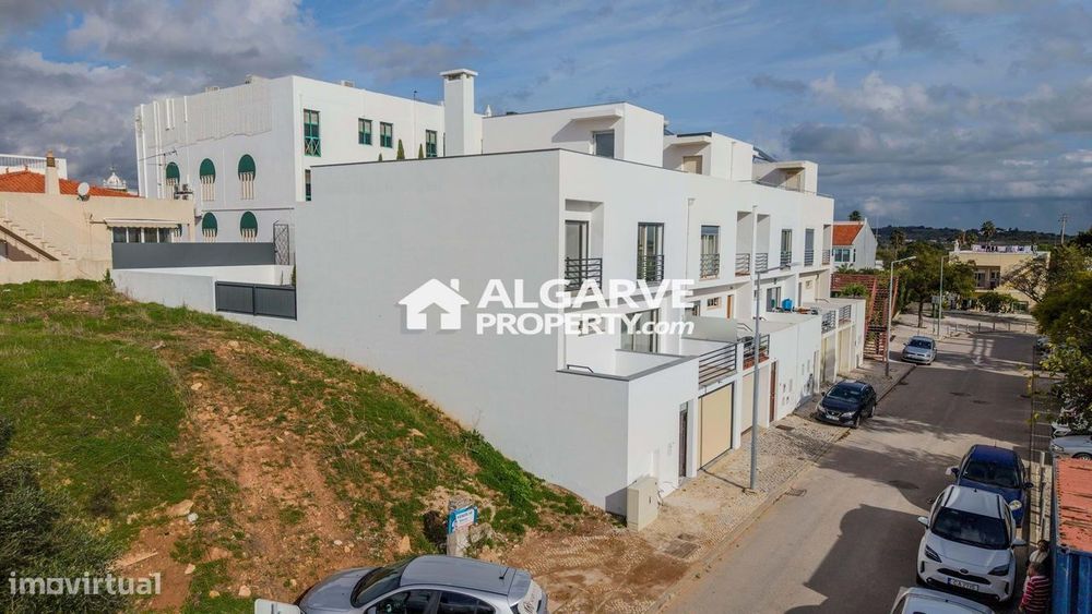 Moradia T3 a estrear no centro de Moncarapacho e perto de Olhão
