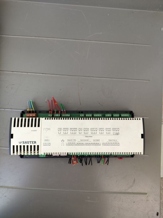 Estação de automação de ambientes Sauter ecos502
Estação de automação