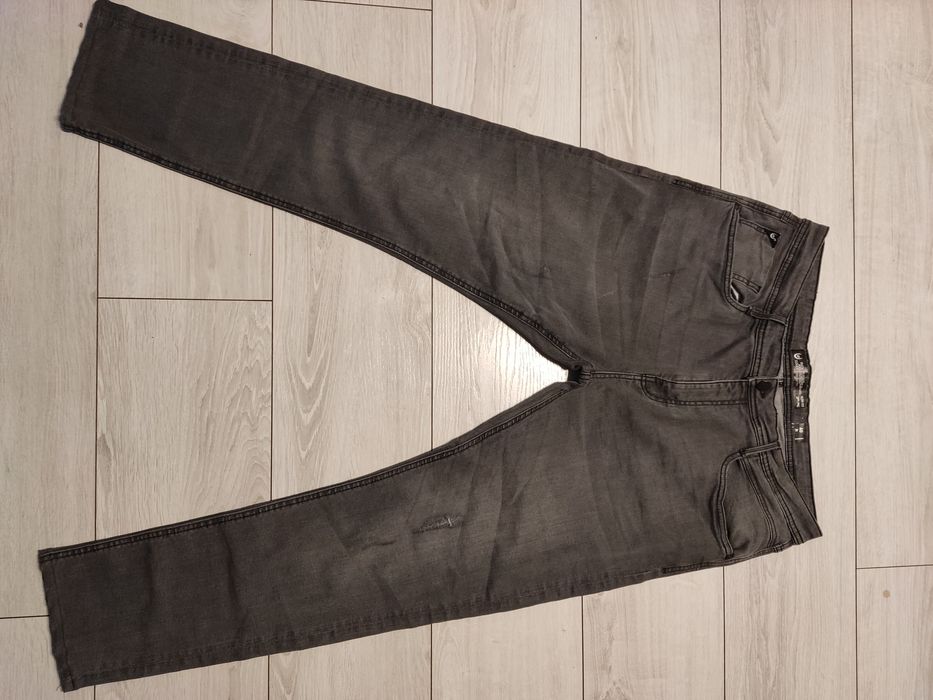 Szare spodnie jeansy stretch ze strzepieniami