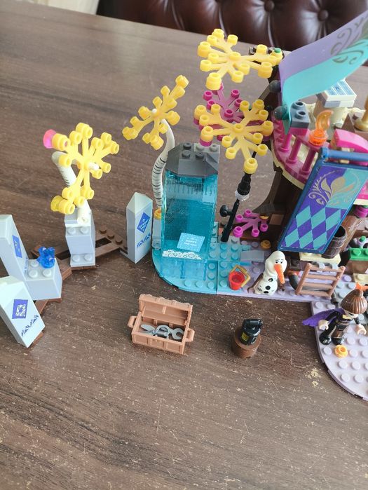 Конструктор LEGO Disney Princess Frozen 2 Зачарований будиночок на дер