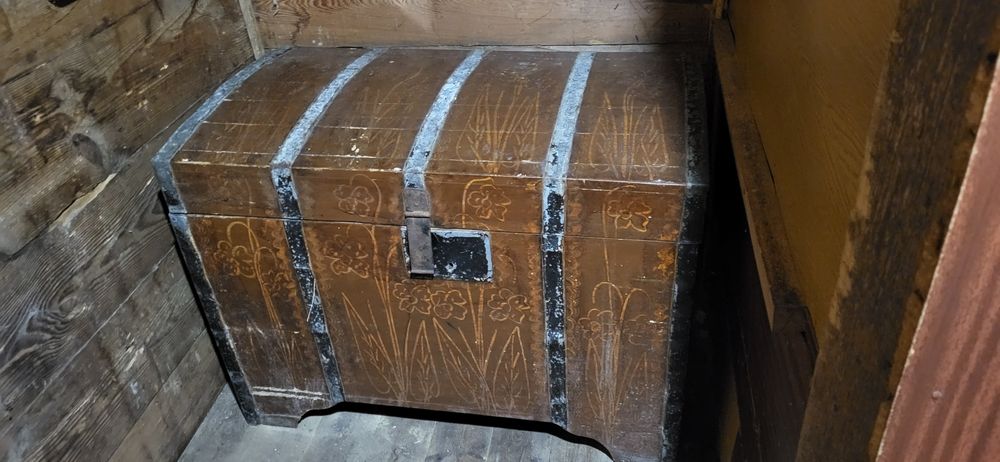 Duży kufer, skrzynia