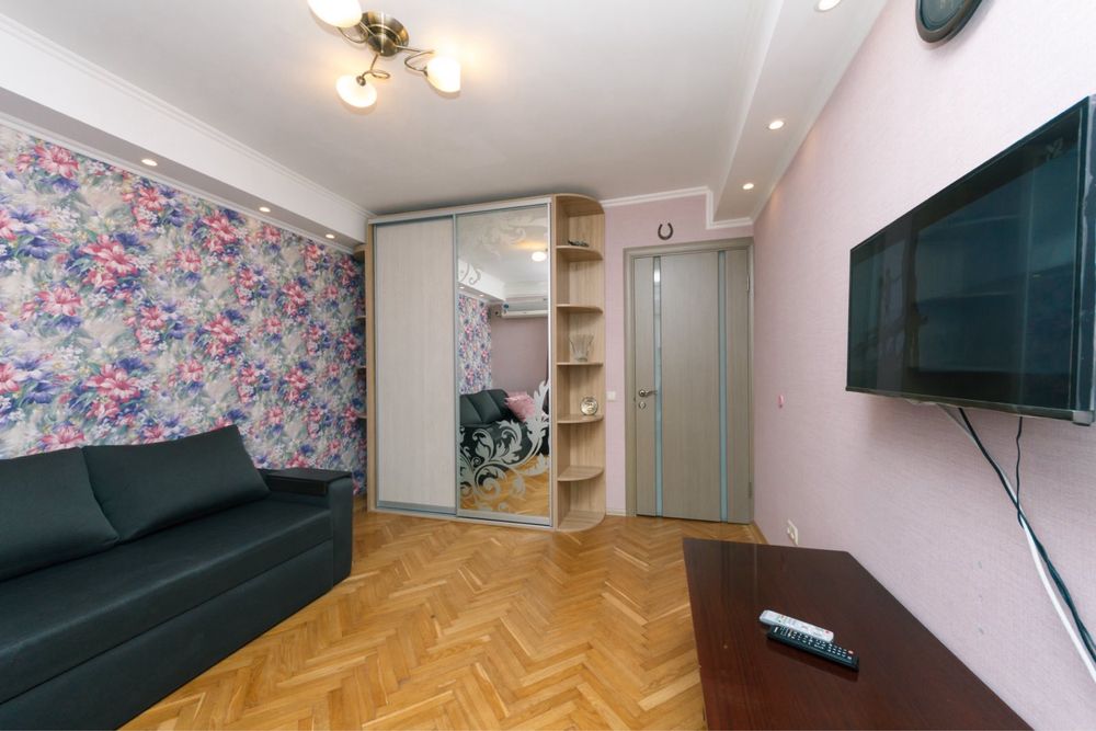 Посуточно.2х комнатная возле Гулливера бульвар Леси Украинки 9