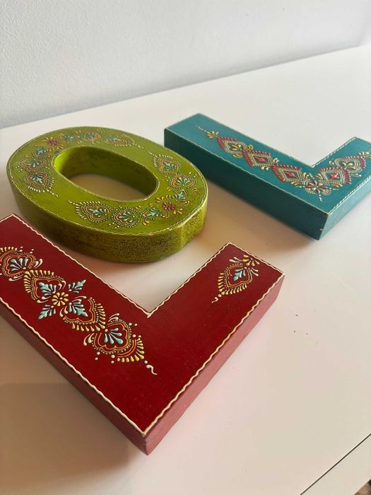 Conjunto de letras decorativas formando a palavra “LOL”