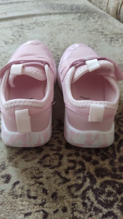 Продаю детские кроссовки Лупилу