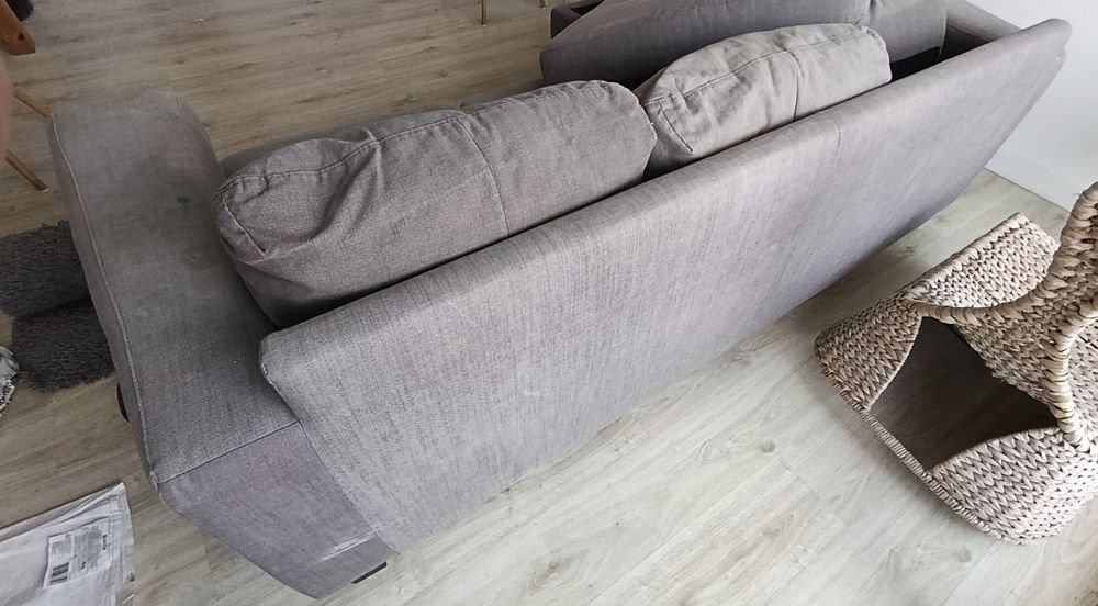 O sofá. Usada. Precisa de limpeza.