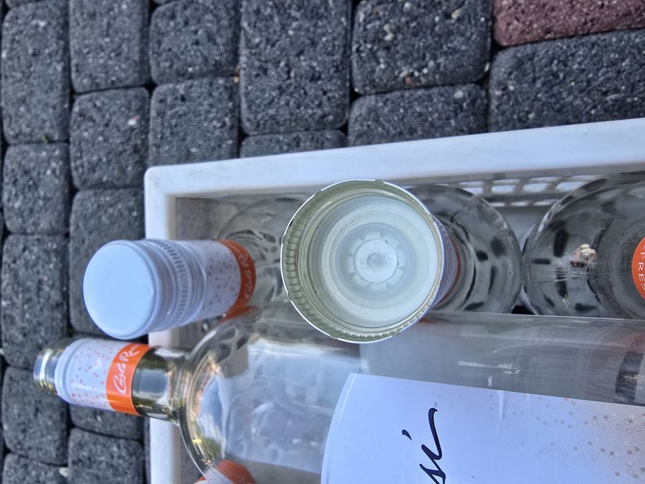 Butelki szklane na wino z nakretka