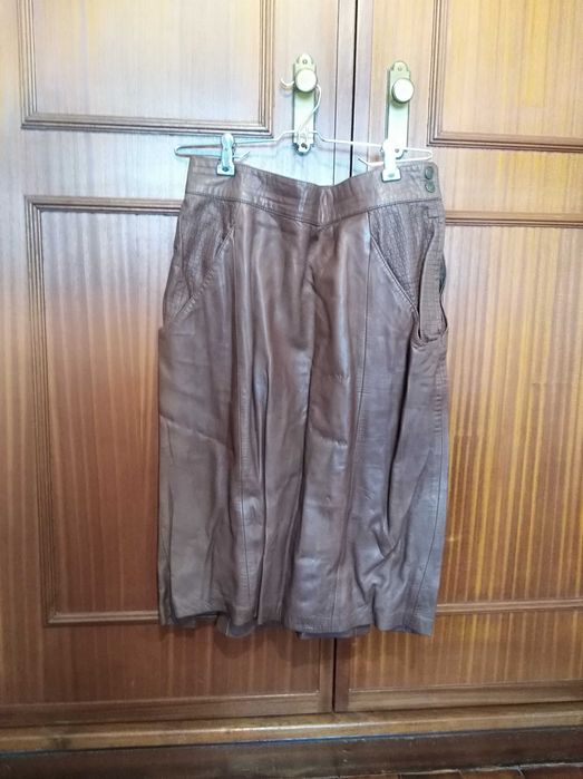 Saia em couro genuíno castanha
