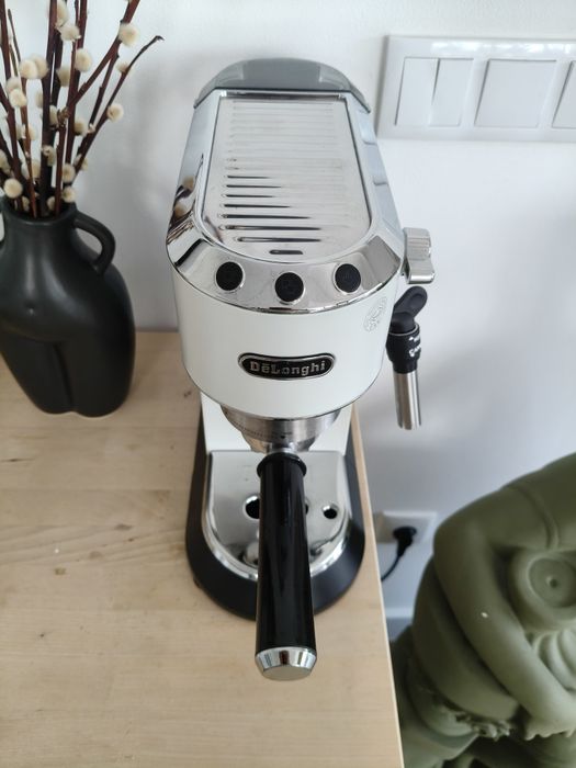 Máquina café Delonghi Dedica quase nova