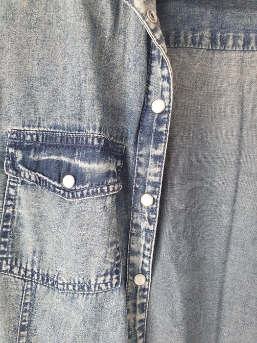 Jeansowa koszula Reserved  z ozdobnymi perłowymi guziczkami.