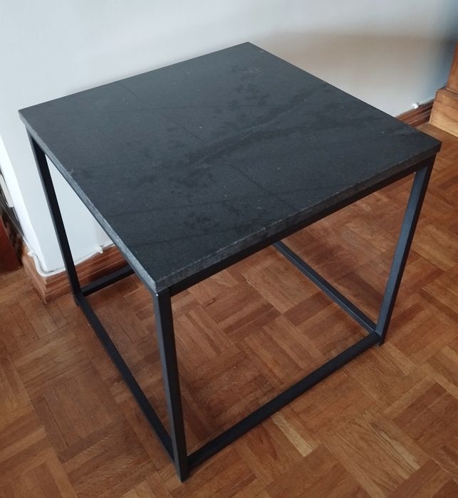 Mesa em granito e gaiola