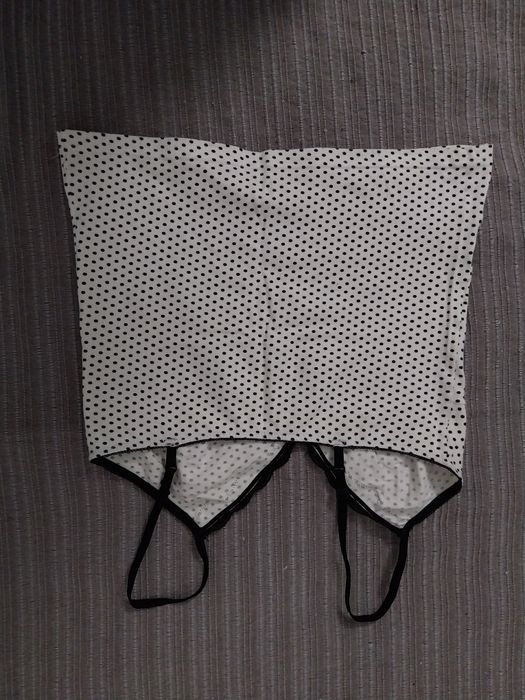 Top branco às bolinhas pretas e renda no decote - tamanho S