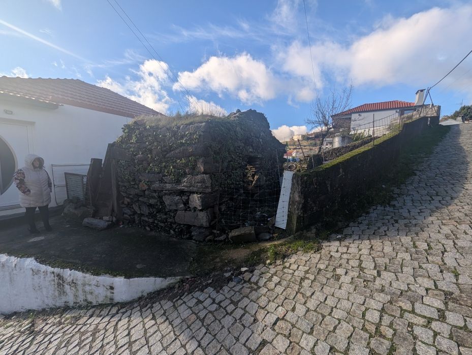 Terreno com ruína