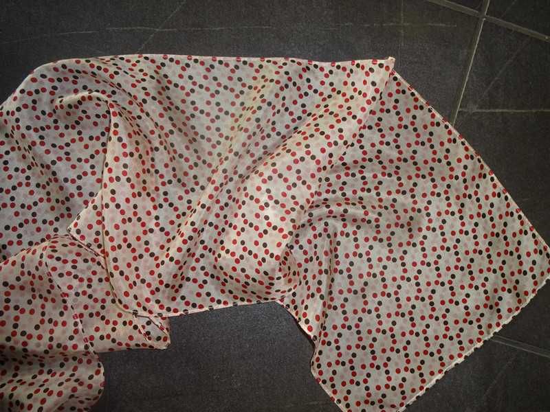 jedwabny biały szal szalik szaliczek apaszka w kolorowe grochy groszki